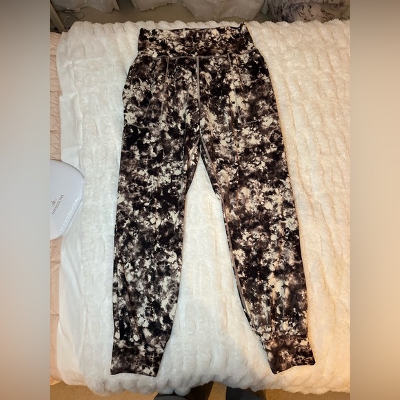 Athleta Salutation Black and White Patterned Joggers Size S - Picture 3 of 8